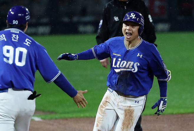 21일 광주 기아챔피언스필드에서 열린 프로야구 '2024 신한 SOL 뱅크 KBO 포스트시즌' 한국시리즈 1차전 삼성 라이온즈와 KIA 타이거즈의 경기, 6회초 삼성 공격 선두타자 김헌곤이 KIA 선발투수 네일을 상대로 선제 솔로 홈런을 터트린 후 포효하고 있다. 뉴스1