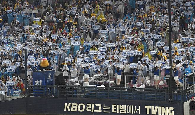 2024 신한 쏠뱅크 KBO 한국시리즈 1차전이 열리는 21일 오후 광주 북구 기아챔피언스필드에서 삼성라이온즈 팬들의 응원전이 펼쳐지고 있다. 뉴시스