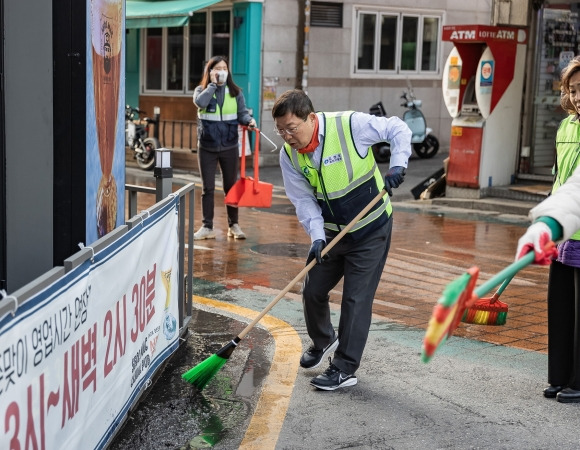 김경호 서울 광진구청장이 쓰레기 무단투기 지역을 청소하고 있다. 광진구 제공