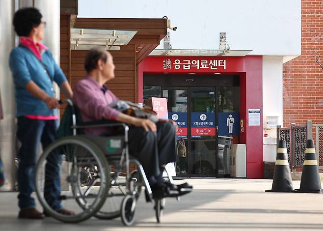 17일 오전 서울 시내 한 대학병원 응급의료센터 앞에서 한 환자가 대기하고 있다. ⓒ연합뉴스