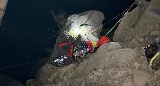 10월20일 밤 구급대원들이 경기 고양시 덕양구 북한산에서 실족 사고로 인한 부상 때문에 고립된 60대 등산객과 함께 비박하는 모습 ⓒ경기도북부소방재난본부 제공