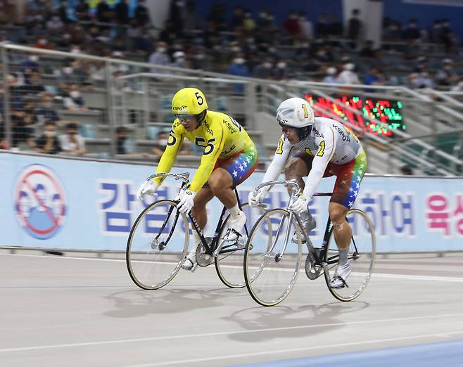 나란히 트랙을 질주하는 임채빈(흰색)과 정종진(노란색). 경륜 2강 체제를 구축한 두 선수의  경쟁은 최근 정종진이  상승세를 타면서 임채빈으로 가울어졌던 판세를 다시 팽팽하게 만들었다               사진제공｜국민체육진흥공단