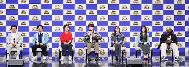 한문철 변호사(왼쪽부터), 이수근, 박미선, 규현, 한보름, 수빈, 조나단이 21일 오전 온라인 사전녹화 형식으로 공개된 JTBC ‘한문철의 블랙박스 리뷰’ 100회 기념 기자간담회에 참석해 발언하고 있다. 사진 JTBC