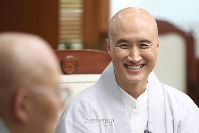 뉴진스님 캐릭터로 활동하고 있는 개그맨 윤성호. 연합뉴스