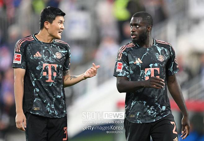 ▲ 우파메카노는 20일(이하 한국시간) 독일 매체 'AZ'를 통해 "김민재와 함께 뛰는 건 아주 잘 맞는다. 그도 이제 더 많은 자신감을 가지고 있다. 나와 마찬가지로, 김민재도 많은 비판을 받았다. 하지만 그게 축구다. 우리는 계속 고개를 들고 항상 최선을 다해야 한다"라고 말했다. 뱅상 콤파니 감독에 대한 칭찬도 아끼지 않았다. 우파메카노는 "콤파니 감독과 함께해서 행복하다. 그는 수비수 출신이다. 수비수들과 비디오 분석을 많이 하고, 우리를 많이 도와주고 있다. 이번 시즌에는 자신감이 있고, 그를 위해 최선을 다할 것이다"라고 강조했다.