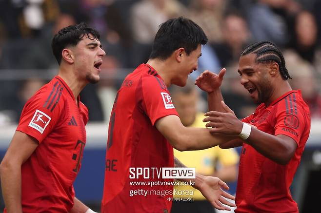 ▲ 우파메카노는 20일(이하 한국시간) 독일 매체 'AZ'를 통해 "김민재와 함께 뛰는 건 아주 잘 맞는다. 그도 이제 더 많은 자신감을 가지고 있다. 나와 마찬가지로, 김민재도 많은 비판을 받았다. 하지만 그게 축구다. 우리는 계속 고개를 들고 항상 최선을 다해야 한다"라고 말했다. 뱅상 콤파니 감독에 대한 칭찬도 아끼지 않았다. 우파메카노는 "콤파니 감독과 함께해서 행복하다. 그는 수비수 출신이다. 수비수들과 비디오 분석을 많이 하고, 우리를 많이 도와주고 있다. 이번 시즌에는 자신감이 있고, 그를 위해 최선을 다할 것이다"라고 강조했다.