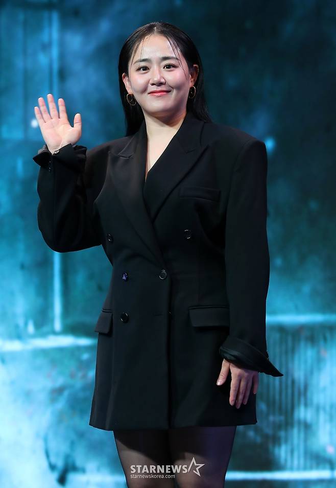 배우 문근영이 21일 오전 서울 JW메리어트 동대문스퀘어에서 진행된 넷플릭스 '지옥 시즌2' 제작발표회에 참석해 포즈를 취하고 있다.  '지옥' 시즌2는 계속되는 지옥행 고지로 더욱 혼란스러워진 세상, 갑작스레 부활한 새진리회 정진수(김성철 분) 의장과 박정자(김신록 분)를 둘러싸고 소도의 민혜진(김현주 분) 변호사와 새진리회, 화살촉 세력이 새롭게 얽히면서 벌어지는 이야기다. 오는 25일 공개. 2024.10.21 /사진=김창현