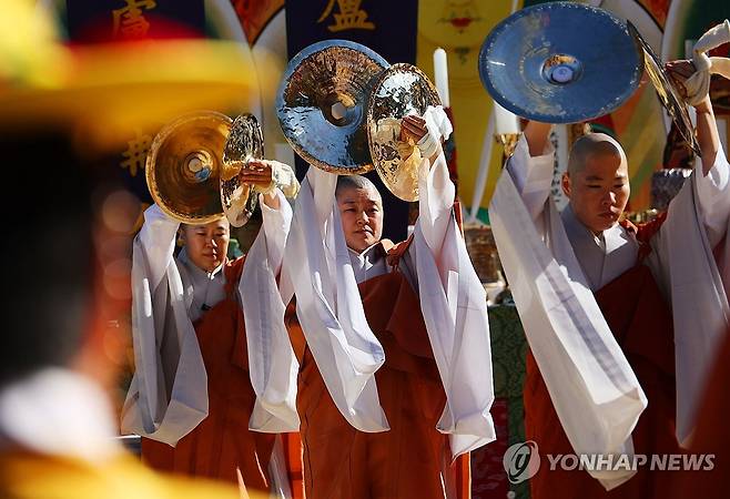 진관사에서 열린 국행수륙재 (서울=연합뉴스) 한종찬 기자 = 20일 오전 서울 은평구 진관사에서 국가무형문화재 제126호 국행수륙재(國行水陸齋)가 봉행되고 있다. 국행수륙재는 1397년 태조 이성계가 나라의 안녕과 국민의 평안을 기원하기 위해 진관사에 행차해 59칸 규모 장대한 수륙사(水陸社)를 세우면서 시작된 불교 전통의례다. 
    올해 수륙재의 주제는 '우리 모두를 위해'다. 진관사는 지난 49일간 대한민국을 위해 목숨을 바친 순국선열, 군인, 경찰, 소방 공무원 등 제복 공무원과 집현전 학사들의 위패를 경내 봉안하고 외로운 영혼을 극락으로 인도하는 기도를 올렸다. 2024.10.20 saba@yna.co.kr