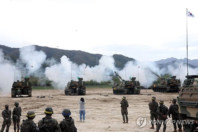 적 도발 기필코 응징한다 (철원=연합뉴스) 양지웅 기자 = 21일 강원 철원군 문혜리 훈련장에서 호국 훈련의 하나로 열린 실사격 훈련에서 육군 8사단의 K9A1자주포가 포탄을 발사하고 있다. 2024.10.21 yangdoo@yna.co.kr