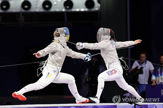 대결하는 최세빈과 율리아 바카스토바 (파리=연합뉴스) 임화영 기자 = 3일 오후(현지시간) 프랑스 파리 그랑팔레에서 열린 2024 파리 올림픽 펜싱 여자 사브르 단체전 우크라이나와의 결승전에서 최세빈과 율리아 바카스토바가 대결하고 있다. 2024.8.4 hwayoung7@yna.co.kr