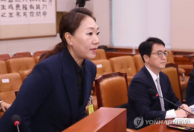 인사하는 강혜경 씨 (서울=연합뉴스) 신준희 기자 = 김건희 여사의 '공천개입 의혹'을 제기한 강혜경 씨가 21일 국회에서 열린 법제사법위원회의 대검찰청 대상 국정감사에 증인으로 출석, 의원들을 향해 인사하고 있다. 2024.10.21 hama@yna.co.kr