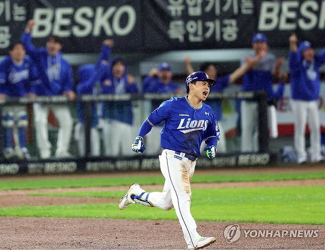 김헌곤 솔로포에 신난 삼성 (광주=연합뉴스) 이지은 기자 = 21일 광주 기아챔피언스필드에서 열린 2024 신한 SOL 뱅크 KBO 포스트시즌 한국시리즈 1차전 삼성 라이온즈와 KIA 타이거즈의 경기. 6회초 선두타자로 나선 삼성 김헌곤이 솔로홈런을 친 뒤 그라운드를 달리고 있다. 2024.10.21 jieunlee@yna.co.kr