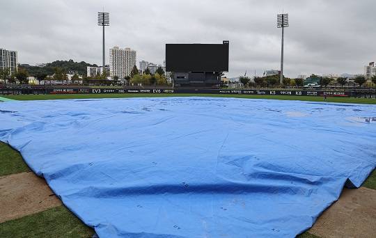 방수포로 덮인 광주 기아 챔피언스필드 (사진=뉴스1)
