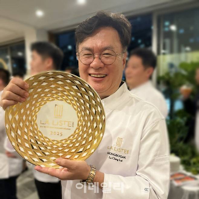 ‘라 리스트 2025’ 상패를 들고 기념 사진을 찍고 있는 여경래 셰프 (사진=노보텔 앰배서더)