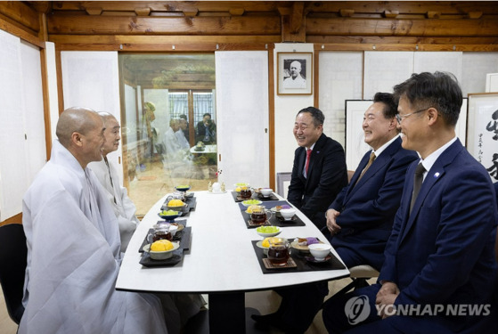 윤석열 대통령이 22일 부산 금정구 범어사를 찾아 주지 정오 스님과 함께 차담을 하고 있다. 〈사진=대통령실, 연합뉴스〉