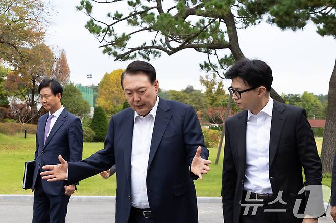 윤석열 대통령이 21일 서울 용산 대통령실 파인그라스 앞에서 한동훈 국민의힘 대표와 대화를 하고 있다. (대통령실 제공) 2024.10.21/뉴스1 ⓒ News1 송원영 기자