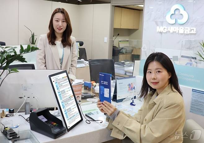 출시 첫 날 명동 새마을금고 본점에서 ‘MG+ 신용카드 Primo 하나카드’를 발급받고 있는 모습/사진제공=하나카드