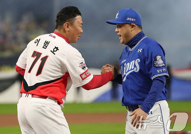 21일 오후 광주 북구 기아챔피언스필드에서 열린 프로야구 '2024 신한 SOL 뱅크 KBO 포스트시즌' 한국시리즈 1차전 삼성 라이온즈와 KIA 타이거즈의 경기 사전 행사에서 이범호 KIA 감독과 박진만 삼성 감독아 악수를 나누고 있다. 2024.10.21/뉴스1 ⓒ News1 임세영 기자