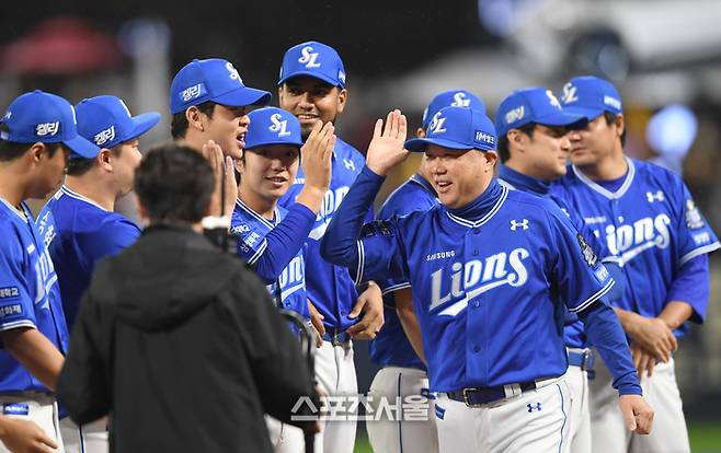 삼성 박진만 감독이 21일 광주-기아 챔피언스 필드에서 열린 KIA와 2024 KBO 한국시리즈 개막행사에서 선수들과 하이파이브를 하고 있다. 광주 | 최승섭기자 thunder@sportsseoul.com