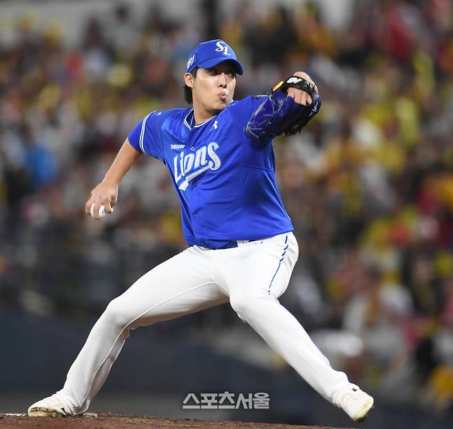 삼성 선발투수 원태인이 21일 광주-기아 챔피언스 필드에서 열린 KIA와 2024 KBO 한국시리즈 1차전에서 역투하고 있다. 광주 | 최승섭기자 thunder@sportsseoul.com