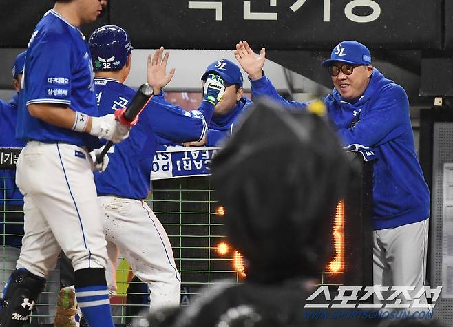 21일 광주 기아 챔피언스필드에서 열린 삼성과 KIA의 한국시리즈 1차전. 6회초 무사 김헌곤이 우월 솔로포를 친 후 박진만 감독의 환영을 받고 있다. 광주=정재근 기자 cjg@sportschosun.com/2024.10.21/