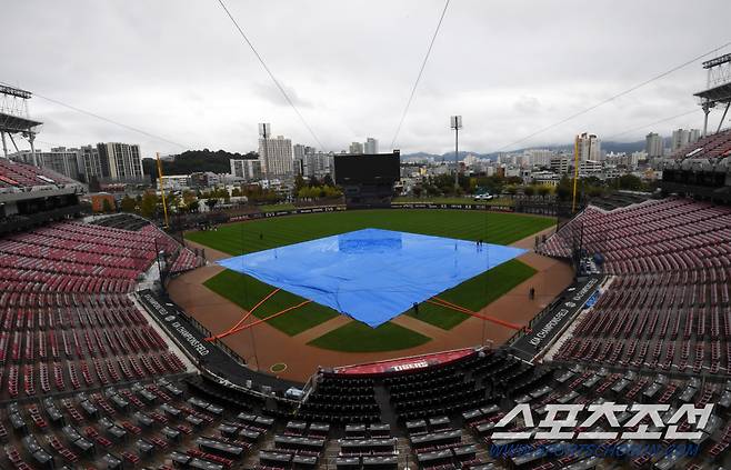 22일 광주 기아챔피언스필드에서 열릴 한국시리즈 1차전 KIA 타이거즈와 삼성 라이온즈의 서스펜디드 경기. 구단 관계자들이 비에 젖은 그라운드를 정비하고 있다. 광주=박재만 기자 pjm@sportschosun.com/2024.10.22/