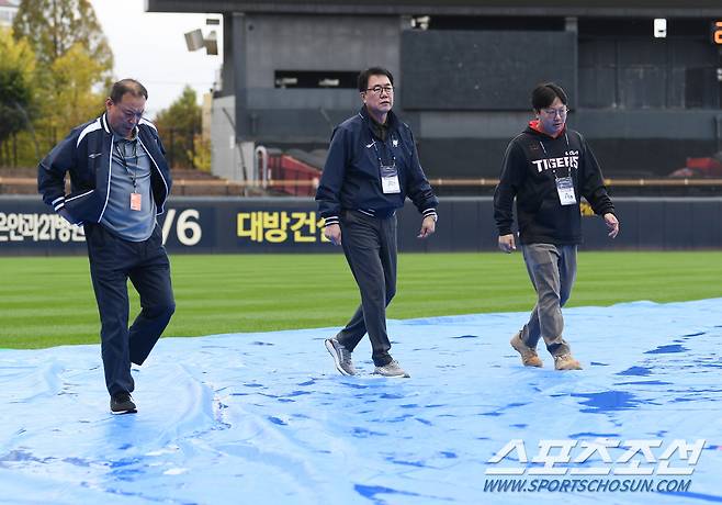 22일 광주 기아 챔피언스필드에서 삼성과 KIA의 한국시리즈 1차전 서스펜디드 경기와 2차전이 열릴 예정이지만 비가 변수다. 김시진, 임채섭 경기 감독관이 그라운드 상태를 살펴보고 있다. 광주=정재근 기자 cjg@sportschosun.com/2024.10.21/