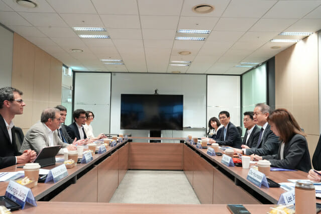 한국을 찾은 양자기업 파스칼 측(왼편)과 과학기술정보통신부가 22일 국가과학기술자문회의에서 간담회를 개최했다. (사진=과기정통부)