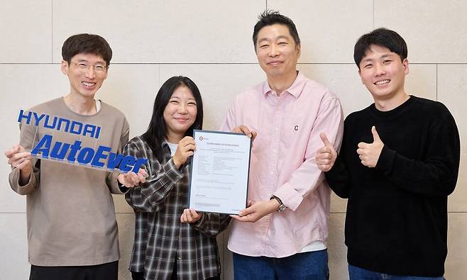 사진 :&nbsp;(왼쪽부터)현대오토에버 차량전장SW센터 우만제 책임,&nbsp;이예슬 책임,&nbsp;정지훈 센터장,&nbsp;조준호 책임