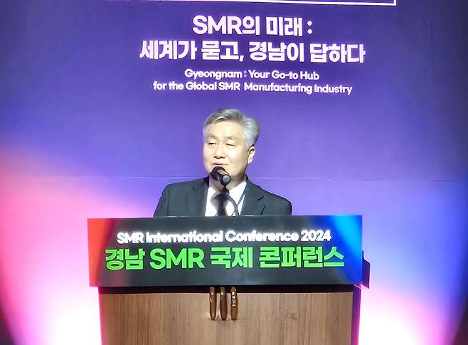 정범진 한국원자력학회장이 22일 경상남도 창원시 창원컨벤션센터에서 열린 ‘경남 SMR 국제 콘퍼런스’ 기조연설을 진행하고 있다. / 정재훤 기자