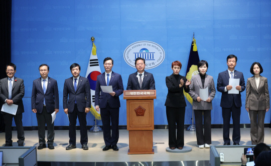 법제사법위원회 소속 더불어민주당·조국혁신당 의원들이 22일 국회 소통관에서 김건희 여사 동행명령장 집행 관련 기자회견을 하고 있다. 연합뉴스