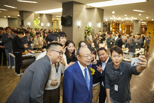 김승연(가운데) 한화그룹 회장과 삼남인 김동선(왼쪽 첫번째) 부사장이 22일 경기도 한화 판교 R&D센터 직원 식당을 방문해 한화정밀기계, 한화비전 등 입주사 직원들과 기념 촬영하고 있다. [한화그룹 제공]