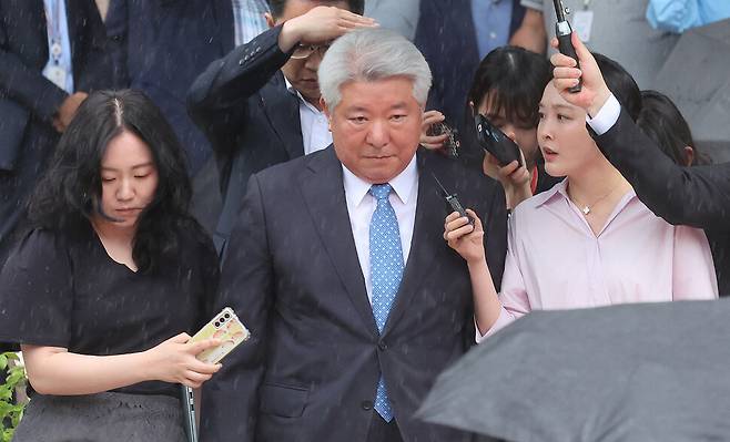 국회에서 본인의 탄핵안을 처리하기 전 자진 사퇴한 김홍일 방송통신위원장이 지난 7월2일 오전 퇴임식을 마친 뒤 정부과천청사를 떠나고 있다. 신소영 기자 viator@hani.co.kr