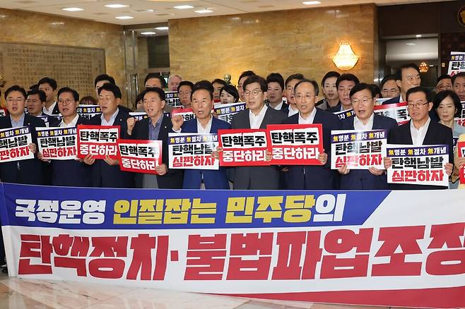 국민의힘 의원들이 본회의를 앞둔 지난 8월1일 오후 서울 여의도 국회 로텐더홀에서 야당의 이진숙 방송통신위원장 탄핵소추안 발의와 노란봉투법 본회의 상정 등을 규탄하고 있다. 김봉규 선임기자 bong9@hani.co.kr