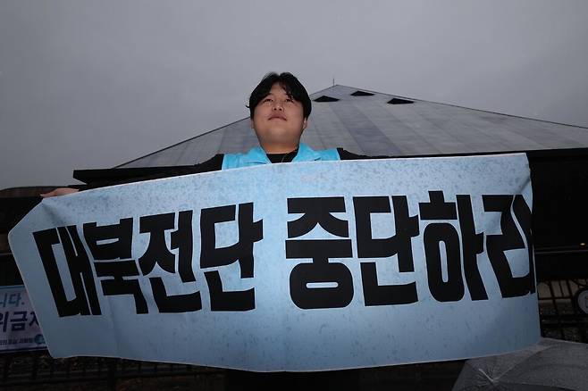 평화위기파주비상행동 활동가가 22일 오전 경기 파주시 국립 6·25전쟁 납북자기념관 앞에서 대북 전단 살포를 반대하는 내용의 펼침막을 들고 서 있다. 김봉규 선임기자 bong9@hani.co.kr