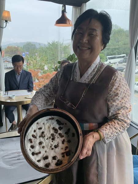 이영숙 명인이 표고설기 시루를 공개하고 있다. 부여군공익활동지원센터 제공