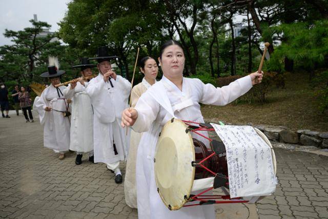 김규리 만신이 지난 8월 26일 서울 중구 서울남산국악당에서 열린 창무국제공연예술제에서 ‘서울 천신굿’을 선보이고 있다. 하상윤 기자