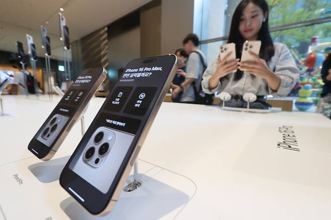 <yonhap photo-2992="">서울 중구 명동 애플스토어에서 소비자들이 '아이폰16'을 살펴보고 있다. 연합뉴스</yonhap>