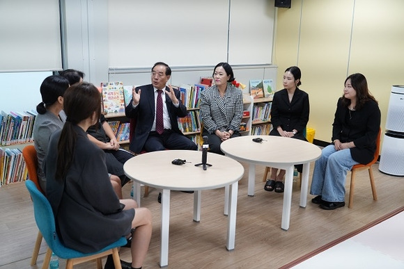 하윤수 부산광역시교육감(오른쪽에서 네 번째)이 명지늘봄전용학교를 방문해 학부모들과 의견을 나누고 있다. [사진=부산광역시교육청]