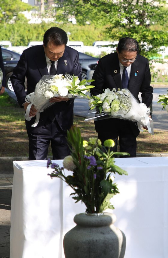 지난해 5월 일본을 방문한 윤석열 대통령과 기시다 후미오 일 총리가 히로시마 평화기념공원 내 한국인 원폭 희생자 위령비에 헌화하고 있다. [연합뉴스]