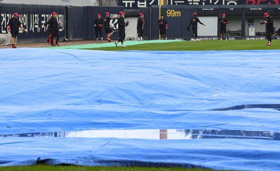 22일 오후 프로야구 '2024 신한 SOL 뱅크 KBO 포스트시즌' 한국시리즈 1차전 서스펜디드게임과 2차전이 열리는 광주 북구 기아챔피언스필드에 방수포가 덮혀 있다. 뉴스1