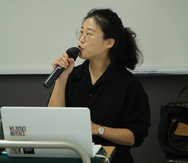 ▲조유진 작가가 시나리오 작업 등에 대한 자신의 생각을 들려주며 강의하는 모습 [본인 제공]
