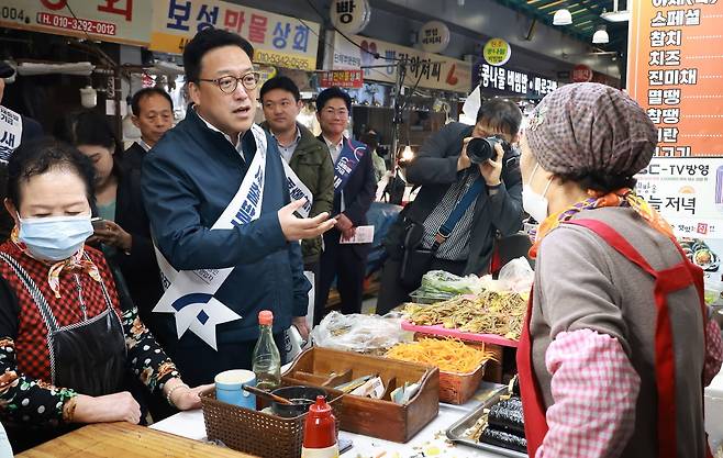 김병환 금융위원장이 22일 안양중앙시장을 찾아 소상공인 대상 채무조정 프로그램인 새출발기금 운영 현황을 점검했다. 금융위 제공