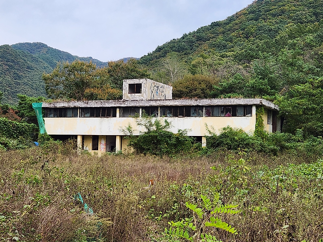 경기 동두천시 소요산 입구에 있는 성병관리소의 모습. 수풀로 뒤덮이고 팻말도 없어 바깥 쪽에선 이곳에 성병관리소가 있는지를 알기 어렵다. 이혜리 기자
