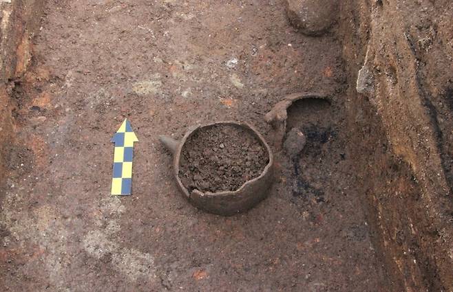 김해 봉황동 유적의 건물지에서 유물이 확인된 모습. 국립가야문화유산연구소 제공