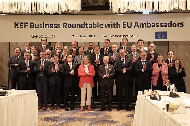 Korea Enterprises Federation Chairman Sohn Kyung-shik (fifth from right, front row) and European Union Ambassador to Korea Maria Castillo Fernandez (sixth from right, front row) pose with ambassadors from 23 EU member countries for a photo while attending a business roundtable event hosted by the Korean business organization at a hotel in Seoul on Tuesday. (KEF)