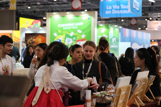 Visitors at SIAL Paris taste Korean food brands' products showcased at the food innovation trade show held from Oct. 19 through Oct. 23 at Paris Nord Villepinte, France. [OURHOME]