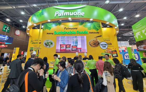 Visitors at SIAL Paris taste Pulmuone's products at the plant-based foods company's booth at SIAL Paris. [PULMUONE]