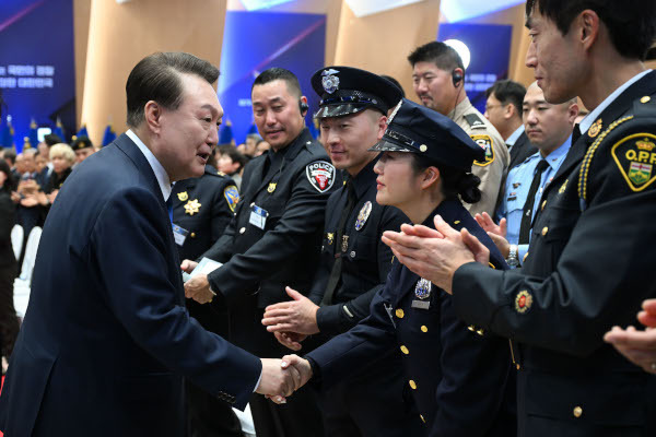 21일 오전 서울 서대문구 미근동 경찰청에서 열린 제79주년 경찰의 날 기념식에서 윤석열 대통령이 참석자들과 인사를 하고 있다. 김지훈 기자