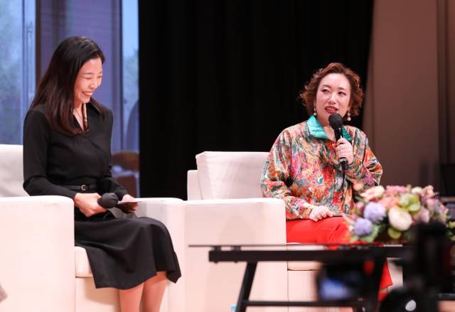 이민주(왼쪽) 이민주육아연구소 소장과 개그우먼 정경미씨가 같은 날 힐링토크콘서트에서 이야기를 나누는 모습. 월드휴먼브리지 제공